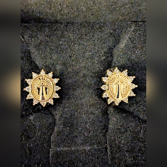 💥 18K Gold Plated Virgin Mary Earrings with Crystal CZ – Elegant & Timeles… - Picture 9 of 10